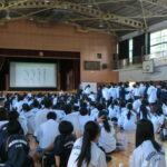 地元、枚方市立東香里中学校にて全校生徒600名へのマナー授業
